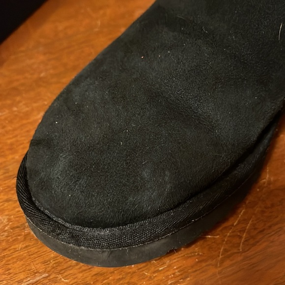 Pre-loved UGG Classic Short Boot - Size 9 in Black - Picture 5 of 14